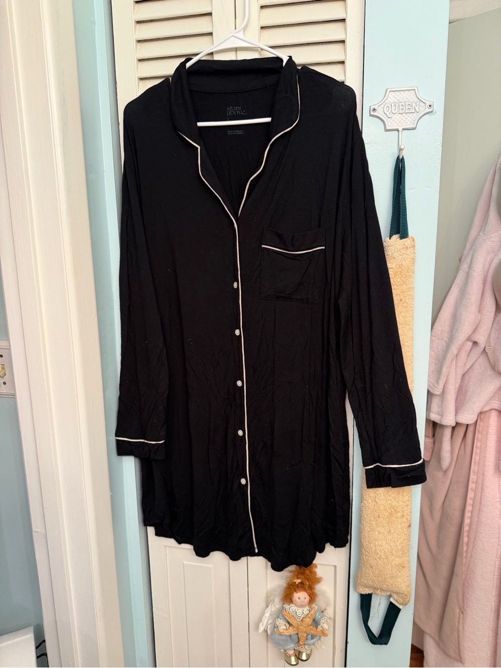 stars above Black Long-Sleeve Button-Front Sleep Shirt with Contrast Piping